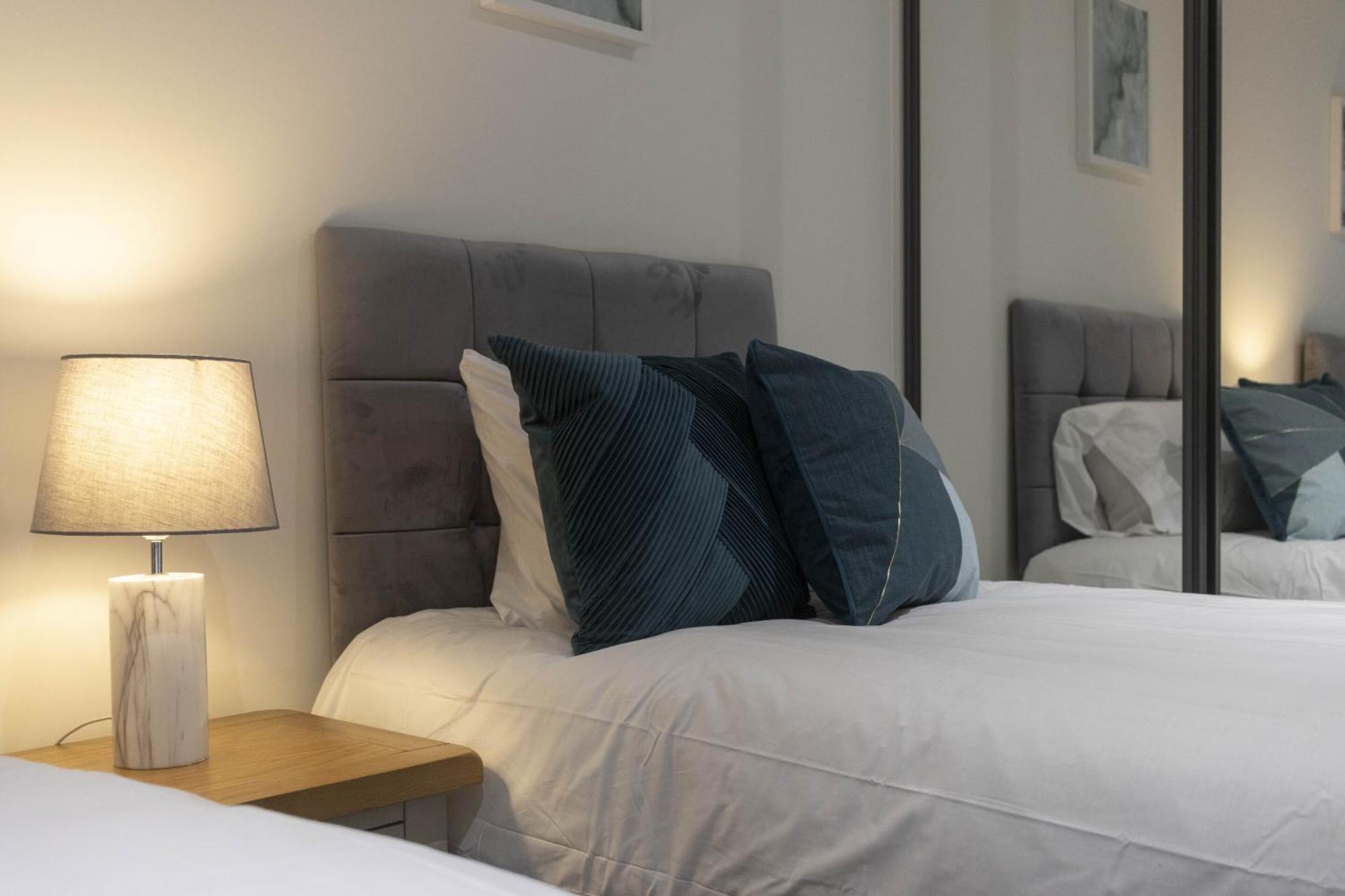 شقة Linacre 1&2 - One And Two Bed Flat Behind The Cathedral With Free Parking And Fast Wifi إكزيتر الغرفة الصورة